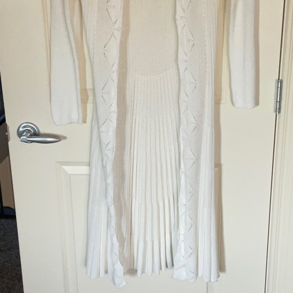 Beautifully flowing white Cartise long cardigan. - Picture 2 of 7